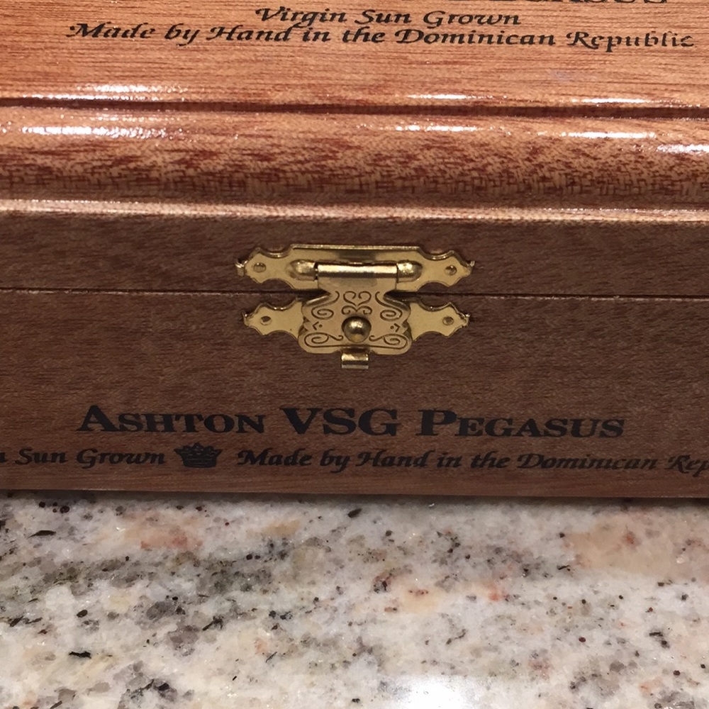 ASHTON VSG CIGAR BOX - Picture 3 of 3
